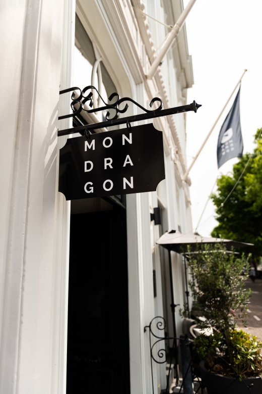 uithangbord van Hotel Mondragon