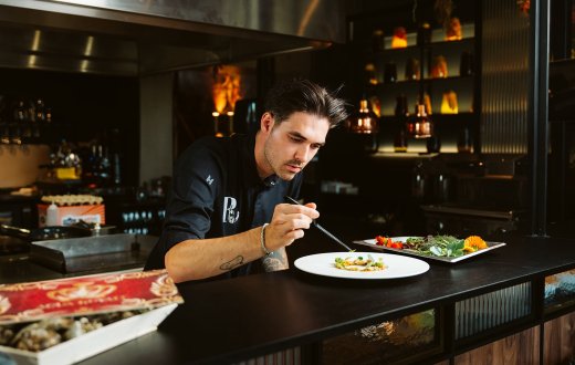 kok werkt aan gerecht in keuken