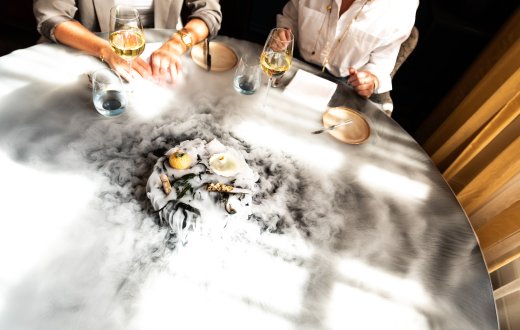 gasten aan tafel met een gerecht