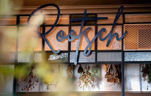 logo restaurant Rootsch op keukenmuur